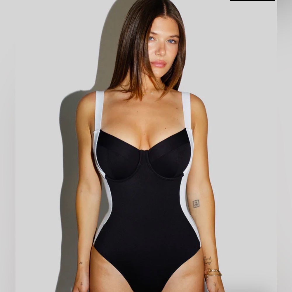 TA3 lifty contour black and white